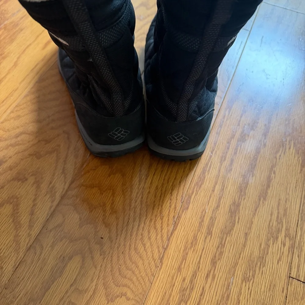 Columbia Black and White Women's Winter Snow Boots 8.5 waterproof techlite